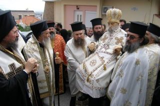 Αλλού βγάζουν βόλτα νεκρούς και αλλού κάνουν λιτανείες γα να βρέξει