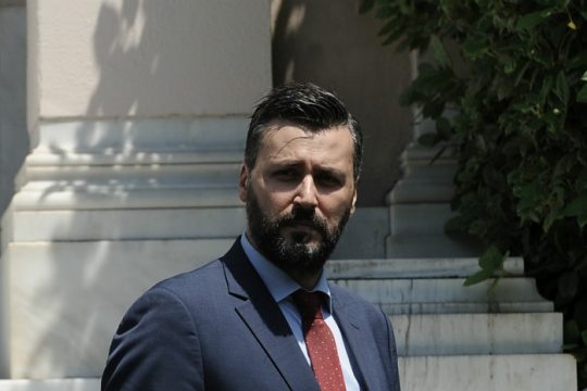 Ράβει «γαλάζιο» κουστούμι ο Γ. Καλλιάνος