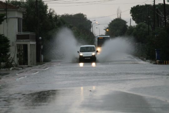 Ισχυρές καταιγίδες και χιόνια στα βόρεια ορεινά