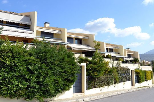 Ποιοι υποτιμούν το ιδιωτικό χρέος και χαϊδεύουν αυτιά;