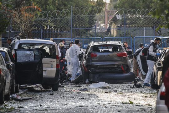 Σπέρνει ανέμους, θερίζει θύελλες
