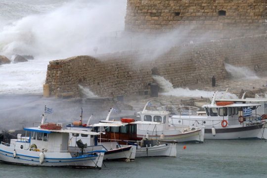 Προβλήματα από την κακοκαιρία στην Κρήτη – Τραυματίστηκε Λιμενικός