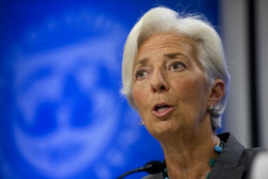 Μικρότερα πλεονάσματα και αύξηση χρέους προβλέπει το ΔΝΤ