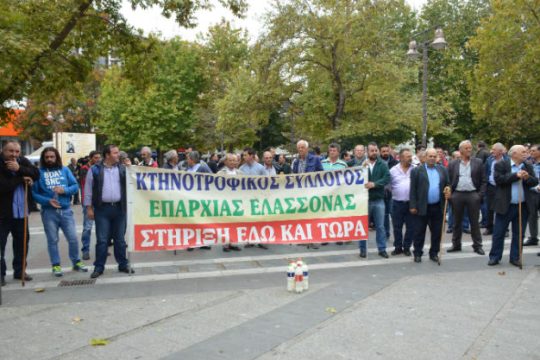 Στους δρόμους οι κτηνοτρόφοι για φέτα και εξισωτικές