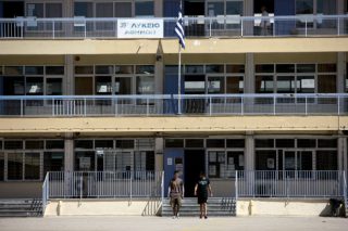 Μαζικές συγχωνεύσεις Λυκείων και μαθήματα… άνευ διδασκάλου