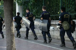 Κατά μάνα, κατά κύρη…