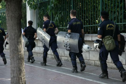 Κατά μάνα, κατά κύρη…