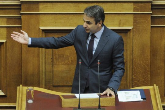 Επίθεση στον πρωθυπουργό με αναφορές σε Καλογρίτσα και άδειες