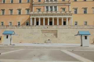 Παραδόθηκε ο δράστης της επίθεσης με μολότοφ στον Άγνωστο Στρατιώτη