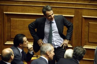 36 «γαλάζιοι» βουλευτές ρωτούν για τον Αρτ. Αρτεμίου