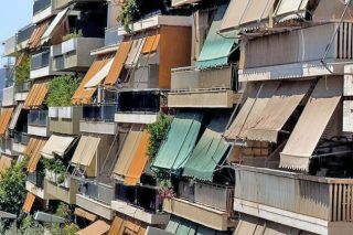 Βγάζουν σπίτια στο σφυρί και σφυρίζουν κλέφτικα