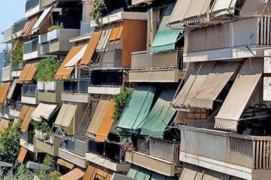 Βγάζουν σπίτια στο σφυρί και σφυρίζουν κλέφτικα