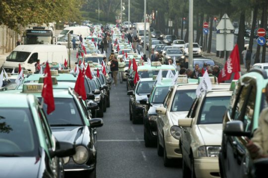 Στους δρόμους οι οδηγοί ταξί στην Πορτογαλία