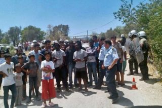 Πρόσφυγες απέκλεισαν την είσοδο του hotspot στη Χίο