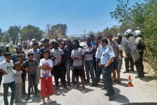 Πρόσφυγες απέκλεισαν την είσοδο του hotspot στη Χίο