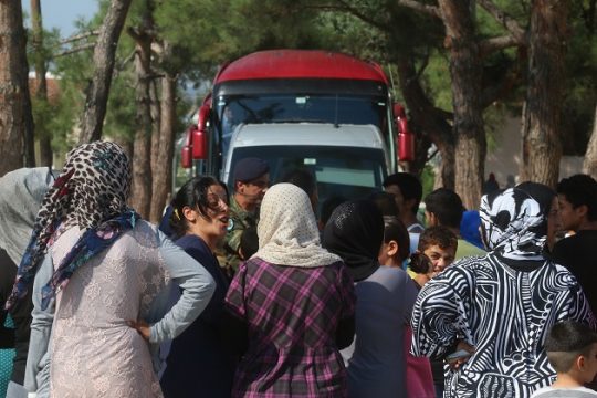 Ανοιξαν το στρατόπεδο, τα σχολεία και την καρδιά τους στους πρόσφυγες
