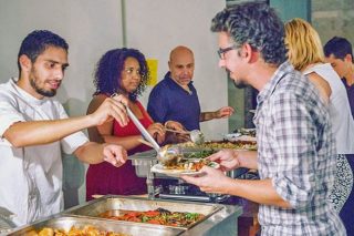 Η νομαδική κουζίνα του Options Food Lab