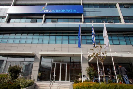 Διπλή «γαλάζια» επίθεση κατά της κυβέρνησης