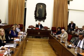 Παίζουν ακόμα τις καθυστερήσεις για το ΕΣΡ