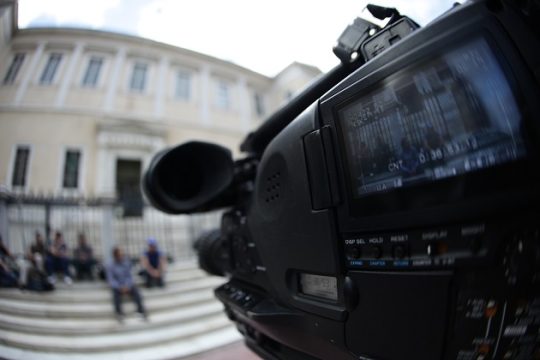 Η διαπλοκή παίζει τα ρέστα της, πιέζοντας το ΣτΕ