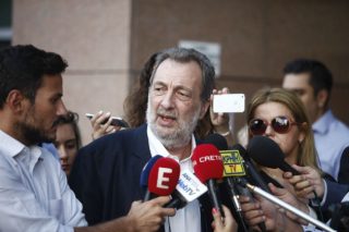 Στην τουαλέτα, μόνοι, με τον Στρατή Λιαρέλη