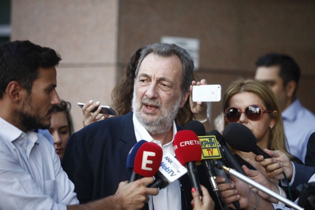 Στην τουαλέτα, μόνοι, με τον Στρατή Λιαρέλη