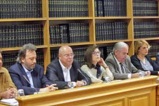 Οι συμβολαιογράφοι απέχουν και προειδοποιούν