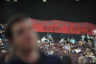 Πούπουλα και πίσσα στην παλιοαφίσα
