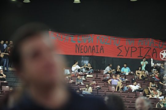 Πούπουλα και πίσσα στην παλιοαφίσα