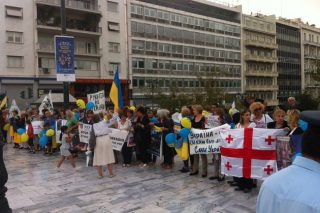 Η πλ. Συντάγματος σε δύο κομμάτια για την Ουκρανία