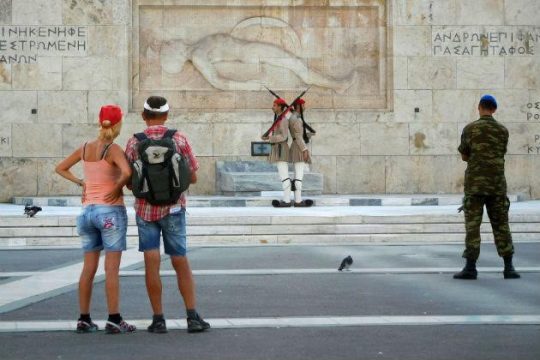 ΤτΕ: Αύξηση τουριστών, μείωση εισπράξεων