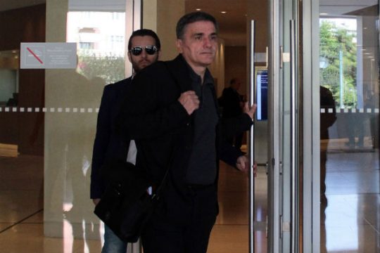 Προσπάθειες μείωσης των στόχων για τα πρωτογενή πλεονάσματα