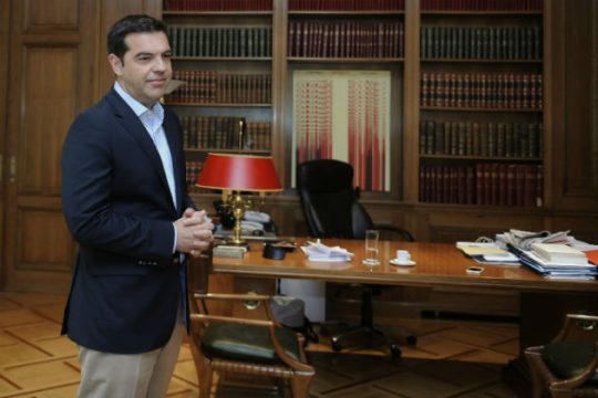 Στη βεράντα του Μαξίμου οι βουλευτές του ΣΥΡΙΖΑ
