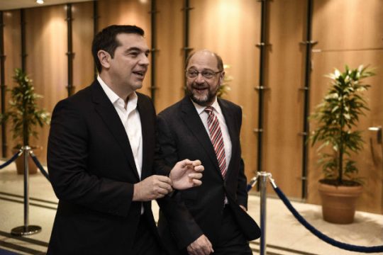 Χρέος και αξιολόγηση στη… βαλίτσα για Βρυξέλλες