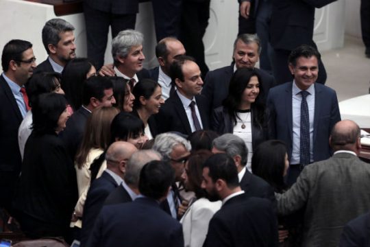 Aπό τα έδρανα της Βουλής δια της βίας στο εδώλιο