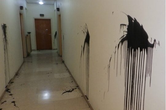 Υλικές ζημιές από εισβολή σε γραφεία της Χρυσής Αυγής