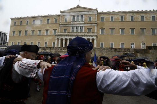 Μακρύ χασάπικο για τον Νίκο!