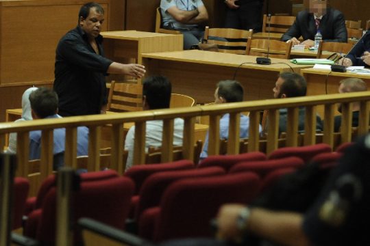 «Φορούσε μπλούζα με άσπρα γράμματα και κρατούσε ένα ξύλο»