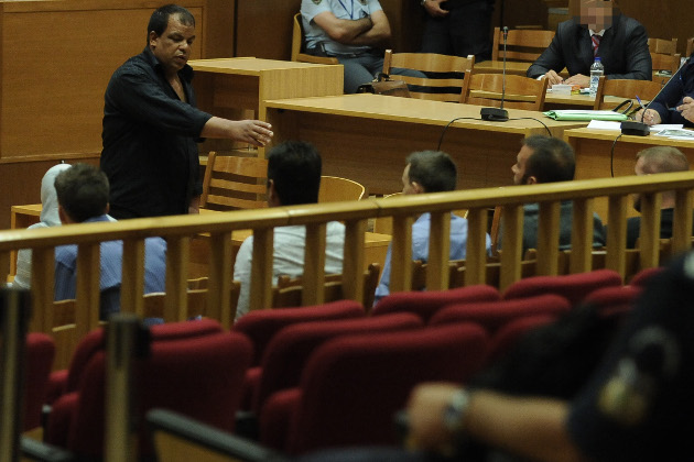 «Φορούσε μπλούζα με άσπρα γράμματα και κρατούσε ένα ξύλο»