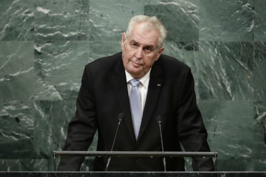 «Στα ακατοίκητα ελληνικά νησιά οι πρόσφυγες για να μειωθεί το χρέος»