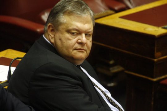 Σε αντίθετη πορεία από το ΠΑΣΟΚ, ο Ευ. Βενιζέλος