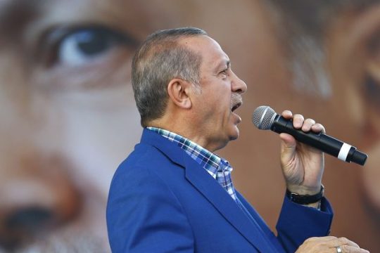 Πριονίζει τον θρόνο που κάθεται ο Ερντογάν