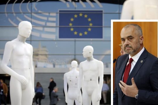 Οι Βρυξέλλες «παίζουν» με τα Τίρανα