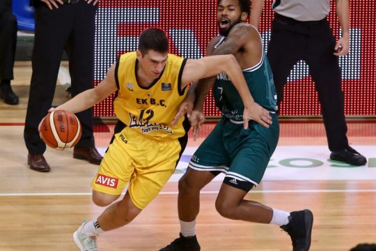 Βίοι αντίθετοι και στο… βάθος ντέρμπι