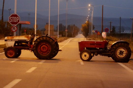 «Ζεσταίνουν» τα τρακτέρ τους οι αγρότες