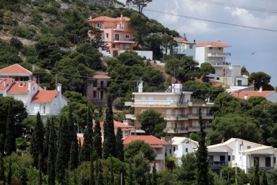 Παγώνει ο φόρος υπεραξίας