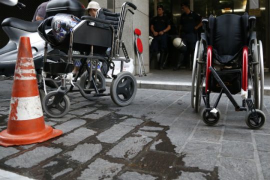 Πωλείται αναπηρικό αυτοκίνητο και ορθοστάτης