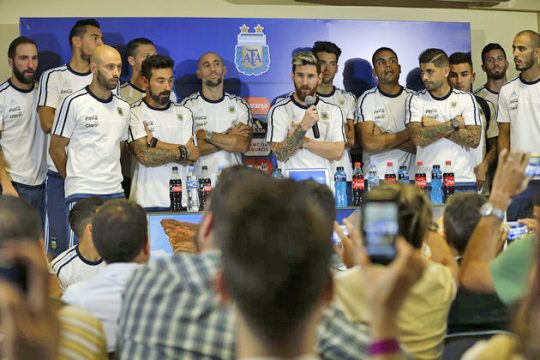 Ο πόλεμος καλά κρατεί