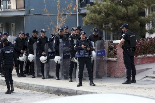 Ένταλμα σύλληψης για τον ηγέτη του συριακού κουρδικού κόμματος