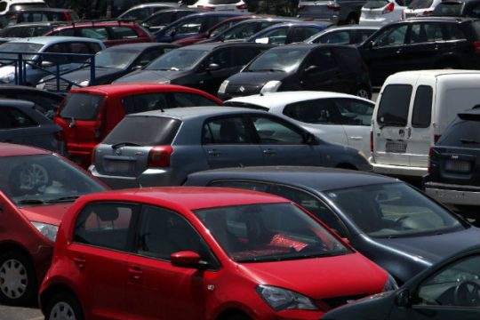 Συλλήψεις σε νυχτερινά κέντρα για υπηρεσίες... παράνομου παρκαρίσματος με αμοιβή